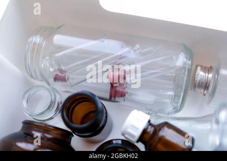 Kleine Glasgläser. Transparente und braune Blasen. Stockfoto