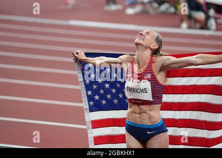 4. August 2021; Olympiastadion, Tokio, Japan: Tag der Olympischen Sommerspiele 12 in Tokio 2020; Hindernislauf für Frauen über 3000 m; FRERICHS Courtney (USA) feiert ihre 2. Platzierte Silbermedaille Stockfoto