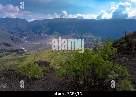 Vulkan auf der indonesischen Insel Sumbawa Stockfoto