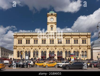 Altes Gebäude des Leningradsky-Bahnhofs in Moskau, gegründet 1849, ein Denkmal der Architektur, Wahrzeichen: Moskau, Russland - 07. Mai 2021 Stockfoto