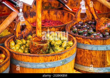 Auswahl marinierter Oliven auf dem Broadway Market, einem Straßenmarkt in Hackney, East London Stockfoto