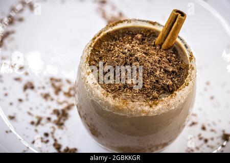 Kaltes Schokoladendessert, hausgemachtes Schokoladeneis mit in Flügel gemachter Schale, Gourmet-Eis Stockfoto