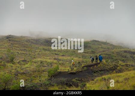 Vulkan auf der indonesischen Insel Sumbawa Stockfoto