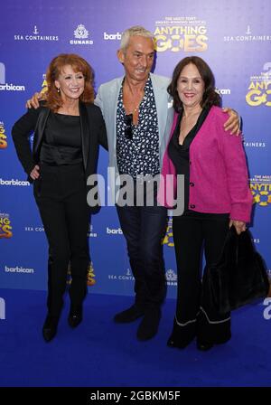 Bonnie Langford (links), Bruno Tonioli und Arlene Phillips kommen zu einer Aufführung von Anything Goes, dem mit dem Tony Award ausgezeichneten Musical, im Barbican Theatre in London. Bilddatum: Mittwoch, 4. August 2021. Stockfoto
