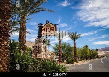 2021 05 25 - Death Valley USA - Death Valley Inn Schild umgeben von üppigen tropischen Pflanzen im Death Valley - der niedrigsten und heißesten Gegend Nordamerikas Stockfoto