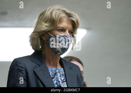 Washington, Usa. August 2021. Senatorin Lisa Murkowski (R-AK) spricht mit Reportern, während sie am Mittwoch, den 4. August 2021, durch die SenatsU-Bahn im US-Kapitol in Washington DC geht. Die Senatoren werden über eine Reihe von Änderungen am Gesetz über Investitionen und Arbeitsplätze im Infrastrukturwesen abstimmen. Foto von Sarah Silbiger/UPI Credit: UPI/Alamy Live News Stockfoto