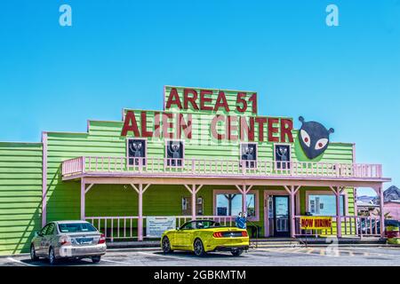 2021 05 25 Las Vegas USA- Area 51 Alien Center Kaufhaus und Tankstelle auf der Autobahn von Vegas nach Death Valley mit Alien-Dekor - gelb umgestaltet Stockfoto