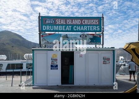 kiosk für touristische Ausflüge im Hout Bay Hafen in Kapstadt, Südafrika Konzept Reise und Tourismus Stockfoto