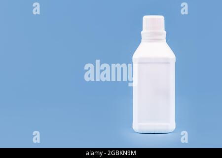 Plastikflasche für Wasserstoffperoxid, blauer Hintergrund, Medizinkonzept, mit Kopierraum Stockfoto