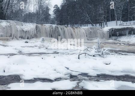 Gefrorener Keila-Joa Wasserfall im Winter. Harjumaa, Estland Stockfoto