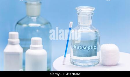 Krankenhausbehälter aus Glas mit Antiseptikum, in englischer Sprache geschrieben Wasserstoffperoxid, Konzept der Erstversorgung Stockfoto