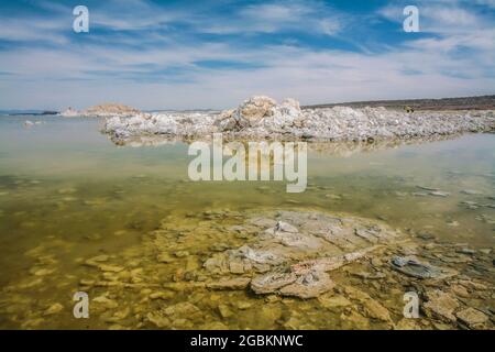 Das Mono Basin von Kalifornien mit dem Mono Lake im Zentrum ist eine Landschaft von einzigartigem ästhetischen Reiz und wissenschaftlichem Interesse. Eine landschaftlich reizende Gegend. Stockfoto