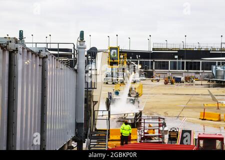 Enteisung des Flugzeugflügels am Flughafen OHare Chicago Illinois USA 1 -12- 2018 Stockfoto