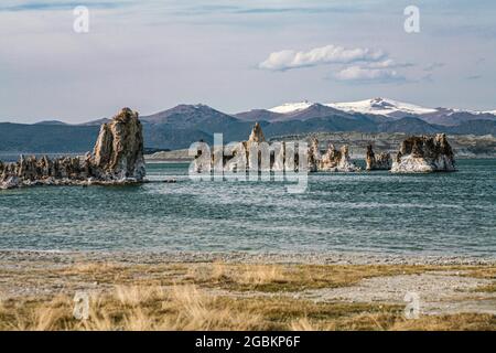 Das Mono Basin von Kalifornien mit dem Mono Lake im Zentrum ist eine Landschaft von einzigartigem ästhetischen Reiz und wissenschaftlichem Interesse. Eine landschaftlich reizende Gegend. Stockfoto