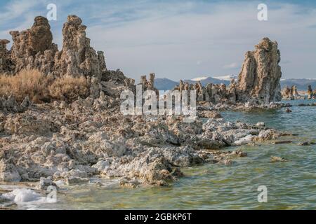 Das Mono Basin von Kalifornien mit dem Mono Lake im Zentrum ist eine Landschaft von einzigartigem ästhetischen Reiz und wissenschaftlichem Interesse. Eine landschaftlich reizende Gegend. Stockfoto