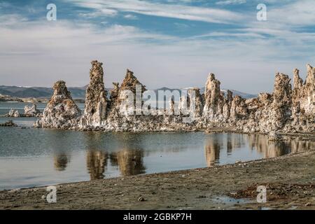 Das Mono Basin von Kalifornien mit dem Mono Lake im Zentrum ist eine Landschaft von einzigartigem ästhetischen Reiz und wissenschaftlichem Interesse. Eine landschaftlich reizende Gegend. Stockfoto