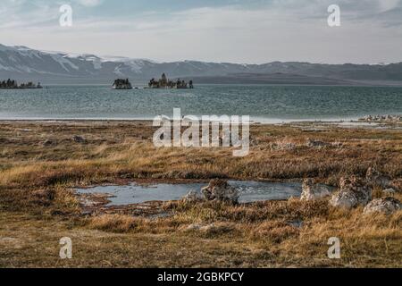 Das Mono Basin von Kalifornien mit dem Mono Lake im Zentrum ist eine Landschaft von einzigartigem ästhetischen Reiz und wissenschaftlichem Interesse. Eine landschaftlich reizende Gegend. Stockfoto