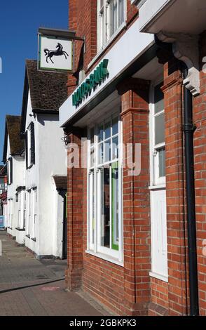 BILLERICAY, GROSSBRITANNIEN - 13. Jun 2021: Eine vertikale Aufnahme des Gebäudes der Lloyds Bank in der High Street, Billericay, Essex, Großbritannien Stockfoto