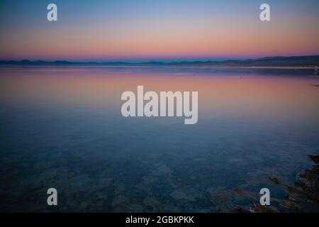 Das Mono Basin von Kalifornien mit dem Mono Lake im Zentrum ist eine Landschaft von einzigartigem ästhetischen Reiz und wissenschaftlichem Interesse. Eine landschaftlich reizende Gegend. Stockfoto