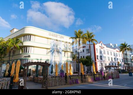 Miami, USA - 15. April 2021: Barbizon und Beach Park Hotels am Ocean Drive in Florida Stockfoto