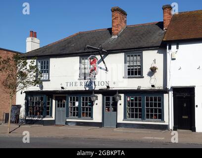 BILLERICAY, GROSSBRITANNIEN - 13. Juni 2021: Der historische Pub Red Lion aus dem 14. Jahrhundert in der Billericay High Street, Essex, Großbritannien Stockfoto