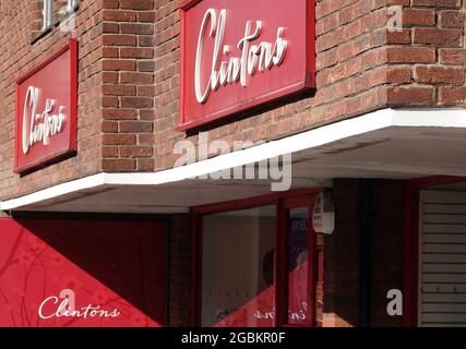 BILLERICAY, GROSSBRITANNIEN - 13. Jun 2021: Außenansicht eines Clintons-Einzelhandelsladens an der High Street, Billericay Stockfoto