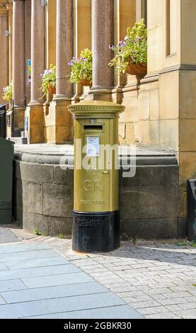 Ein goldbemalter Briefkasten in Jessica Ennis's Heimatstadt, um ihren olympischen Triumph 2012 zu feiern, Sheffield, South Yorkshire, England, Großbritannien Stockfoto