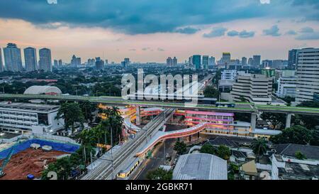 Luftaufnahme der artikulierten Stadtbusse, die am Busbahnhof in der Nähe des Hauptbahnhofs MRT-Linie bei Kebayoran Baru ankommen und abfahren. Jakarta, Indonesien, Ag Stockfoto