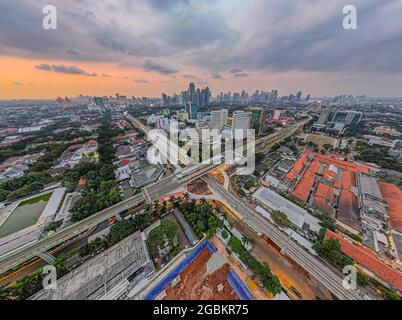 Luftaufnahme der artikulierten Stadtbusse, die am Busbahnhof in der Nähe des Hauptbahnhofs MRT-Linie bei Kebayoran Baru ankommen und abfahren. Jakarta, Indonesien, Ag Stockfoto