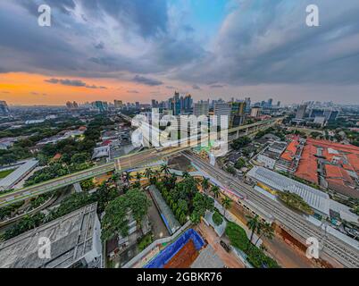 Luftaufnahme der artikulierten Stadtbusse, die am Busbahnhof in der Nähe des Hauptbahnhofs MRT-Linie bei Kebayoran Baru ankommen und abfahren. Jakarta, Indonesien, Ag Stockfoto