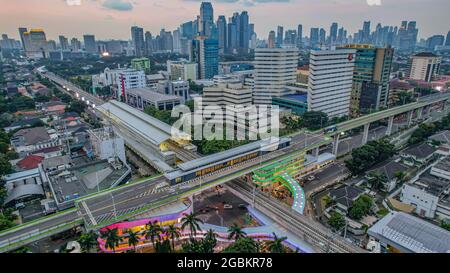 Luftaufnahme der artikulierten Stadtbusse, die am Busbahnhof in der Nähe des Hauptbahnhofs MRT-Linie bei Kebayoran Baru ankommen und abfahren. Jakarta, Indonesien, Ag Stockfoto