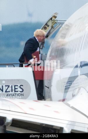 Glasgow, Schottland, Großbritannien. August 2021. IM BILD: Der britische Premierminister RT Hon, Boris Johnson, sah, wie er die Stufen des Privatflugzeugs Airbus A321 von Union Jack hochstieg, auf dem Weg nach Aberdeen für die nächste Etappe seines Schottlandbesuchs. Quelle: Colin Fisher/Alamy Live News Stockfoto