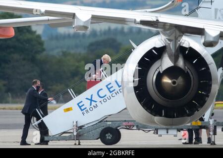 Glasgow, Schottland, Großbritannien. August 2021. IM BILD: Der britische Premierminister RT Hon, Boris Johnson, sah, wie er die Stufen des Privatflugzeugs Airbus A321 von Union Jack hochstieg, auf dem Weg nach Aberdeen für die nächste Etappe seines Schottlandbesuchs. Quelle: Colin Fisher/Alamy Live News Stockfoto