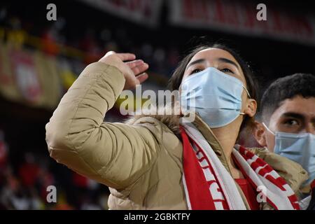 Fans von Independiente Santa Fe wurden in den Tribünen gesehen, die das lokale Team beim ersten Spiel zwischen der Independiente Santa Fe in Bogota und Medellins Atletico Nacional mit Zuschauern in Bogota, Kolumbien seit dem Close-Down der COVID-19 während des Liga Bet Play - Dimayor am 3. August 2021 unterstützten. Kurz nach dem Ende der ersten Halbzeit schlugen sich die Anhänger von Atletico Nacional mit den Anhängern von Independiente Santa Fe zusammen, um das Spiel auszusetzen. Stockfoto