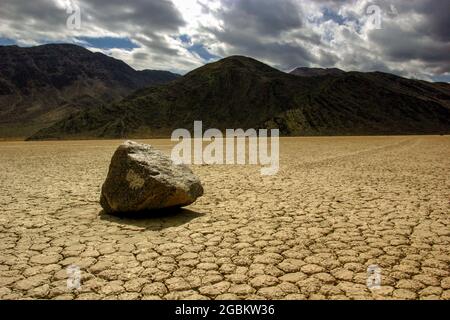 Die Racetrack Playa liegt in der abgelegenen nordwestlichen Ecke des Death Valley National Park Hochwüstenlandes. Stockfoto