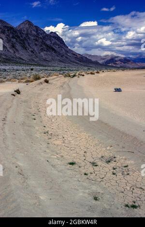 Die Racetrack Playa liegt in der abgelegenen nordwestlichen Ecke des Death Valley National Park Hochwüstenlandes. Stockfoto