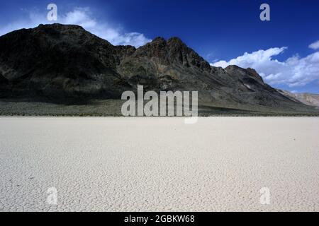 Die Racetrack Playa liegt in der abgelegenen nordwestlichen Ecke des Death Valley National Park Hochwüstenlandes. Stockfoto