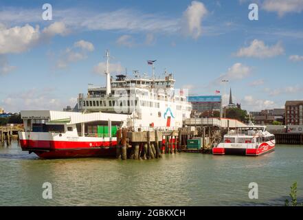 Red Funnel Isle of Wight Fähre Red Osprey und Red Jet 7 Schnellkatamaran neben T1 Terminal am Southampton Town Quay. Stockfoto