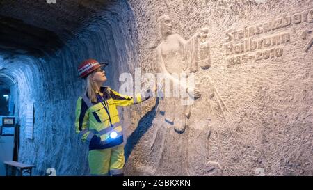 Heilbronn, Deutschland. August 2021. Thekla Walker (Bündnis 90/die Grünen), Umweltministerin Baden-Württembergs, blickt in einer Galerie auf einer Mauer im Salzbergwerk Heilbronn auf den schutzheiligen. Die Tunnel spielen unter anderem für die Lagerung gefährlicher Abfälle eine wichtige Rolle. Quelle: Bernd Weißbrod/dpa/Alamy Live News Stockfoto
