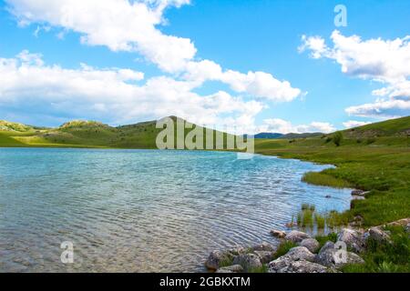 Devil's Lake ist ein natürlich unverschmutzter See. Es befindet sich in einem geschützten Nationalpark. Das Wasser ist klar, und Touristen lieben es, diesen See zu besuchen. Stockfoto