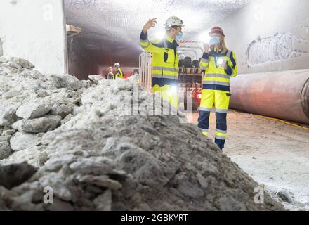 Heilbronn, Deutschland. August 2021. Die baden-württembergische Umweltministerin Thekla Walker (Bündnis 90/die Grünen) hat Robby Schmidt während ihres Rundgangs durch das Salzbergwerk Heilbronn über den Abbauprozess informiert. Die Tunnel der Südwestdeutschen Salzwerke spielen unter anderem bei der Lagerung gefährlicher Abfälle eine wichtige Rolle. Quelle: Bernd Weißbrod/dpa/Alamy Live News Stockfoto