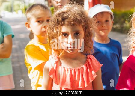 Porträt eines traurigen Mädchens im Sommerlager Stockfoto