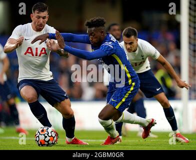 Chelsea's Callum Hudson-Odoi (rechts) und Pierre-Emile Hojbjerg von Tottenham Hotspur kämpfen während des Mind Series-Spiels in Stamford Bridge, London, um den Ball. Bilddatum: Mittwoch, 4. August 2021. Stockfoto