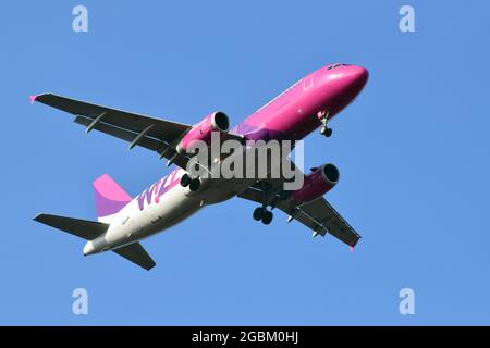 Wizz Air ( ist eine ungarische Ultra-Low-Cost-Fluggesellschaft mit Hauptsitz in Budapest), Airbus-Flugzeug Stockfoto