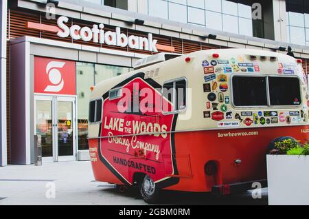 Ein Food-Truck am True North Square in der Innenstadt von Winnipeg, Manitoba, Kanada Stockfoto