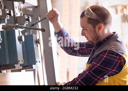 Nahaufnahme Mann hält Hydraulikdruckhebel Stockfoto
