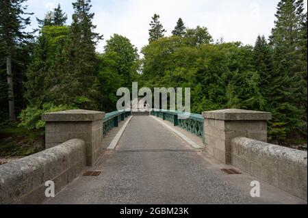 Blick über die Balmoral-Brücke auf dem Weg zum Schloss und zur königlichen Residenz. Brücke im Auftrag von Prinz Albert und entworfen von Isambard Kingdom Brunel im 19 Stockfoto