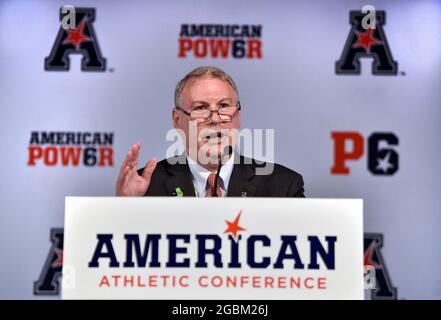 Newport, USA. Juli 2019. mike Aresco, der für die amerikanische Athletic Conference zuständige kommissar, spricht am 16. Juli 2019 beim AAC-Medientag in Newport, Rhode Island. (Foto: Brad Horrigan/Hartford Courant/TNS/Sipa USA) Quelle: SIPA USA/Alamy Live News Stockfoto