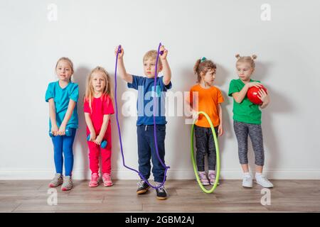 Kleine Kinder lieben körperliche Aktivitäten im Kindergarten Stockfoto