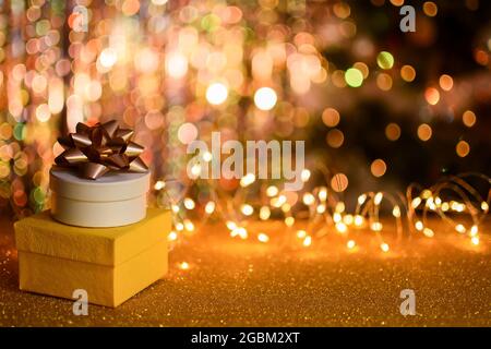 Zwei Geschenkboxen auf goldenem Bokeh-Hintergrund. Stockfoto